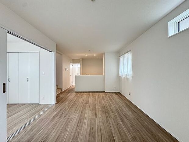 【LDK/B号棟】隣接する洋室(約5帖)の建具を開放すると、フルフラットにつながる続き間に。約21帖の広々空間として活用できます。