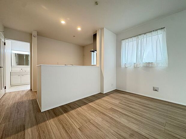 【LDK/B号棟】キッチン背面には洗面所があり、家事がスムーズに進む間取りです。