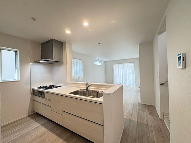 【キッチン/B号棟】リビングとゆるやかにつながりながらも、手元や調理スペースが見えないように配慮された仕様です。