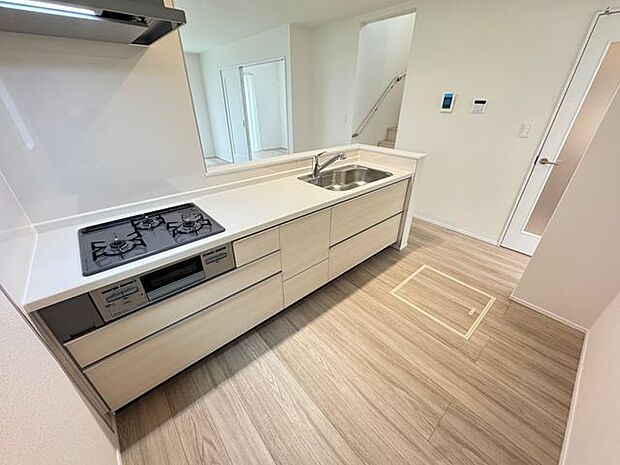 【キッチン/B号棟】3口ガスコンロが備わっているので、複数品を同時に調理可能。効率的な調理で、時短に繋がります。