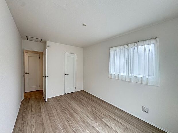 【洋室(約7帖)/B号棟】大容量のWICが備えられています。洋室の中で最も広く、主寝室にもおすすめです。