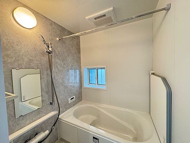 【浴室/B号棟】バスタブは、半身浴を楽しめるベンチタイプが採用されています。ご高齢の方や小さなお子様が入浴する際にも役立ちます。