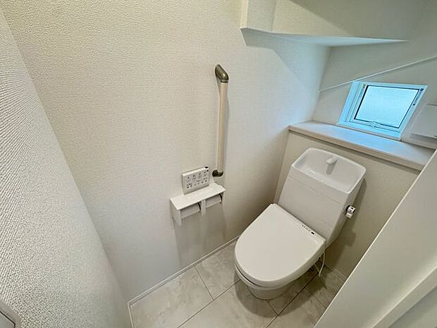 【1階トイレ/B号棟】温水洗浄便座付きで快適に使用できます。手洗い器一体型なので、使用後すぐに手を洗うことができ衛生的です。