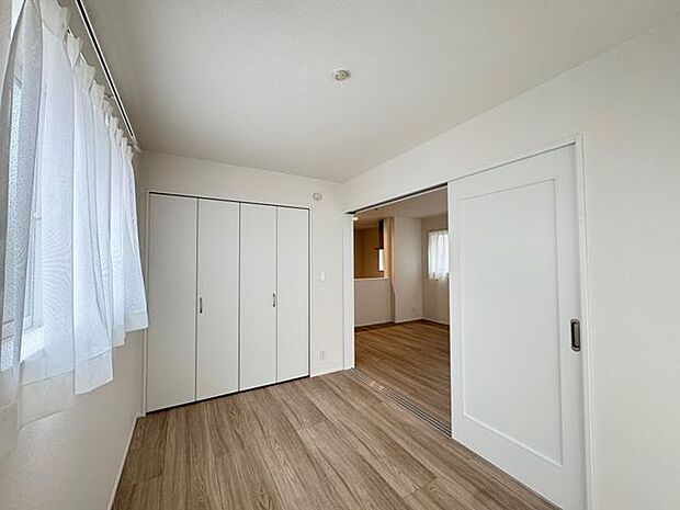 【洋室(約5.0帖)/B号棟】LDKに隣接する洋室です。物入があるので、住空間を有効活用できます。