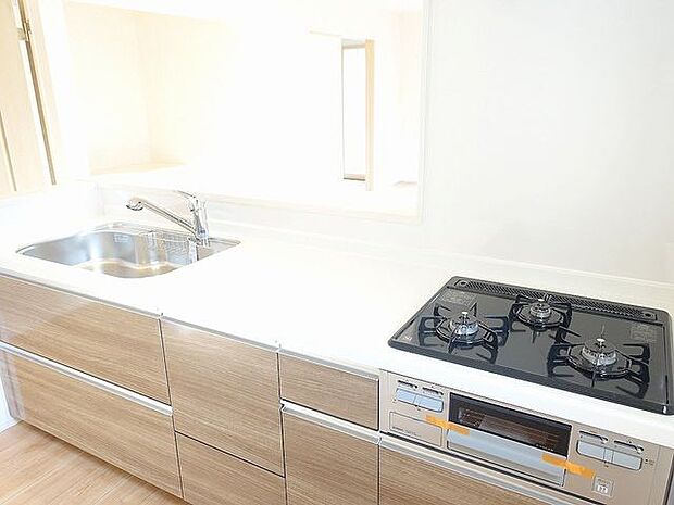 【キッチン/同仕様】対面式キッチンからLD全体を見渡せる設計。窓があり、調理中も自然換気ができます。※実際とは異なる場合があります。