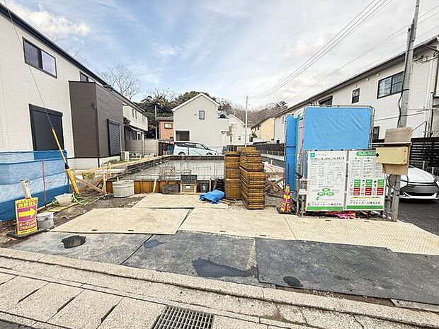 【外観/2号棟】第一種低層住居専用地域内の閑静な住宅街に位置します。小湊鐡道「上総村上」駅まで徒歩13分の立地で、通勤・通学に便利な立地です。