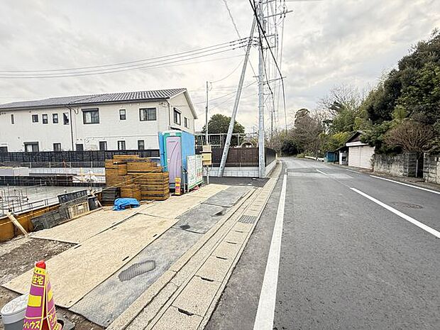 【前面道路含む現地/2号棟】前面道路は西側、約6.4mの幅員です。前面道路との高低差もなく、車の出入庫がスムーズに行えそうです。