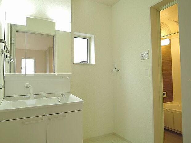 【洗面室/同仕様】朝の身支度もスムーズに行える三面鏡仕様の洗面化粧台。鏡裏や洗面ボウル下部に収納スペースがあります。※実際とは異なる場合があります。