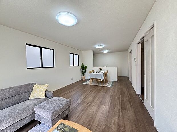 【LDK/同仕様】ナチュラルな色合いのフローリングと白いクロスのLDK。シンプルな住空間で、お好みのインテリアを楽しめそうです。※実際とは異なる場合があります。