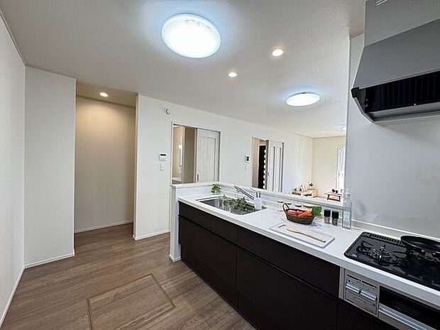 【キッチン/同仕様】腰壁仕様で、仕切り壁も設けられており、ほど良く手元が隠れます。作業にも集中できそうです。※実際とは異なる場合があります。