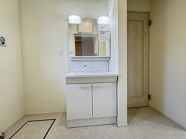 【洗面室/同仕様】広々とした洗面室で、落ち着いて着脱衣や洗濯などをできそうです。洗面化粧台は、鏡裏や洗面ボウル下部に収納スペース有。※実際とは異なる場合があります。