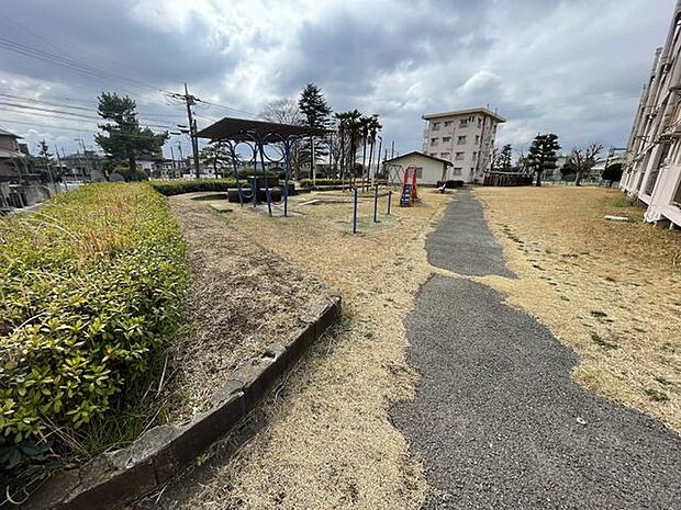 小倉団地公園 徒歩2分。すべり台やブランコ、ジャングルジムなどが設置された公園です。ベンチもあり、座ってお子様を見守れます。 110m