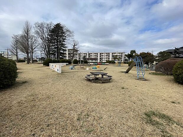 広作公園 徒歩4分。三角形の敷地にジャングルジム、ブランコ、すべり台、砂場などが設置された公園です。 240m