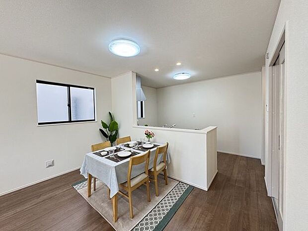 【LDK/同仕様】ダイニングテーブルとソファを置いてもゆとりのある、広さ約16帖のLDKです。※実際とは異なる場合があります。