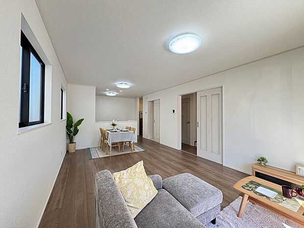 【LDK/同仕様】ナチュラルテイストな内装。家具を自在にレイアウトしやすい縦長リビングです。※実際とは異なる場合があります。