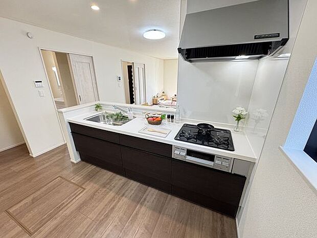 【キッチン/同仕様】カウンター付きキッチンなので、配膳や仮置きに便利!お子様のお手伝いもスムーズに行えそうです。※実際とは異なる場合があります。