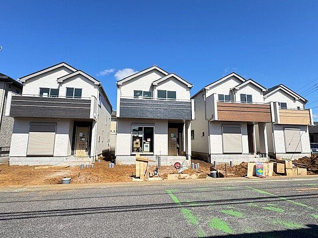 【外観】住宅性能表示6項目取得×省エネ性能ラベル付きの全4区画。スーパーまで徒歩5分と日々のお買い物に便利な立地です。