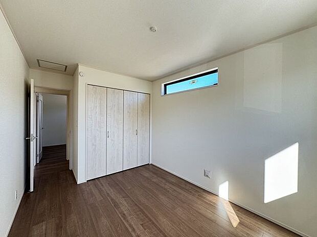 【洋室/同仕様】各洋室は振り分けタイプで、プライベートな時間を大切に過ごすことができます。※実際とは異なる場合があります。