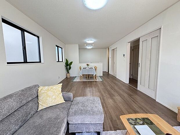 【LDK/同仕様】LDKとキッチンは動線が良く、家事や生活のしやすさが考慮された設計。ご家族の団らんや多様な生活シーンに対応しやすい間取りです。※実際とは異なる場合があります。