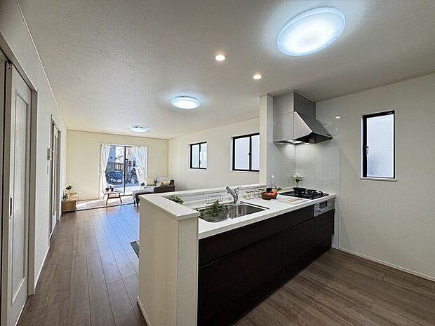 【キッチン/同仕様】ご家族と会話しながら作業できる対面式キッチンです。配膳などに便利なカウンター付きです。※実際とは異なる場合があります。