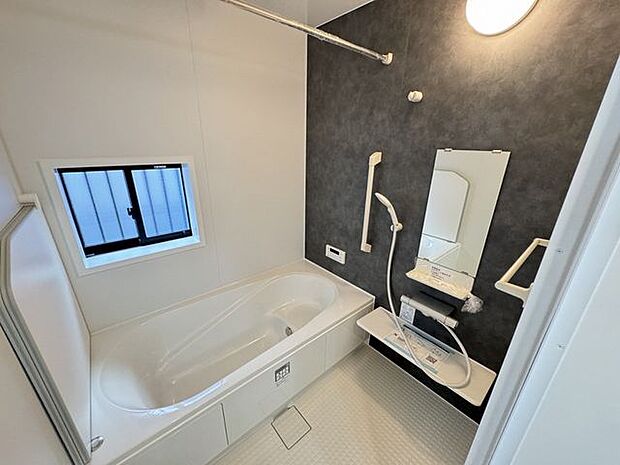 【浴室/同仕様】ベンチタイプの浴槽が採用されており、一日の体の疲れをゆったりと癒していただけます。※実際とは異なる場合があります。