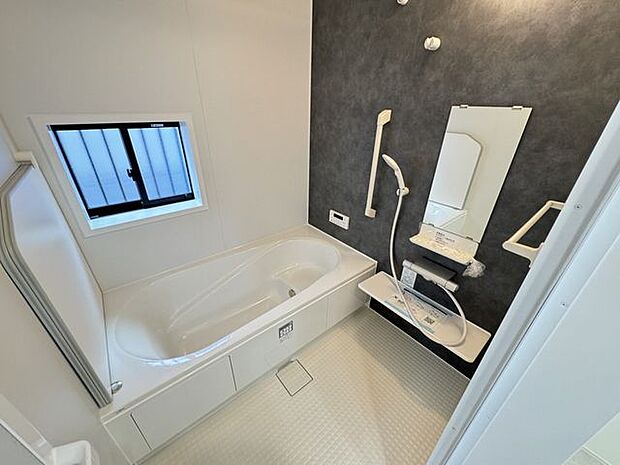 【浴室/同仕様】浴室乾燥機付きの浴室。天候や時間帯を気にせず、洗濯物を乾かすことができます。※実際とは異なる場合があります。