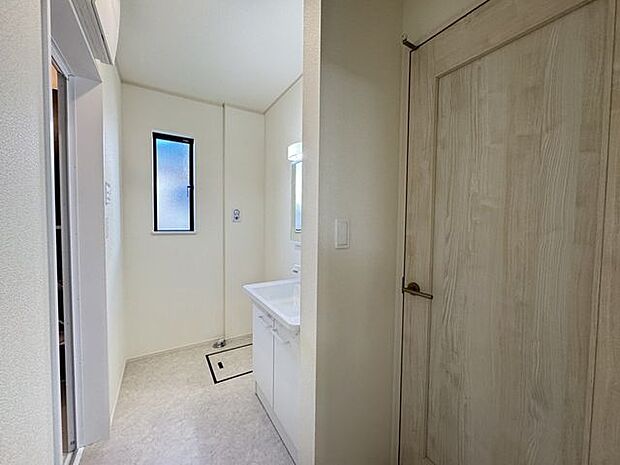 【洗面室/同仕様】窓から自然光が入る洗面室。洗濯機置場が設けられ、使い勝手の良いレイアウトが採用されています。清潔感のある内装で日々の家事が快適に行えます。※実際とは異なる場合があります。