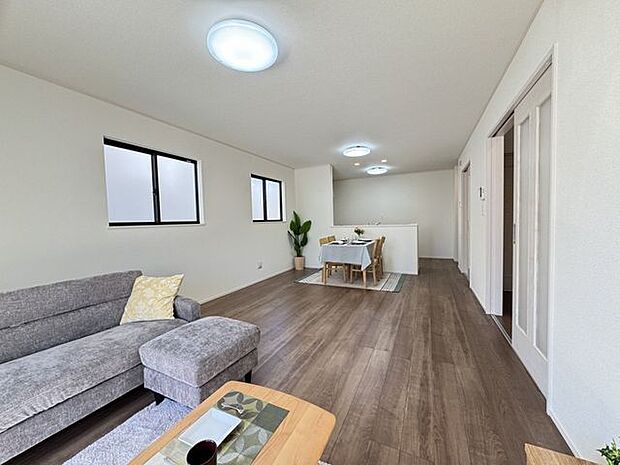 【LDK/同仕様】ご家族が集うLDKは、南向きの明るい住空間です。2面に窓が配されています。※実際とは異なる場合があります。