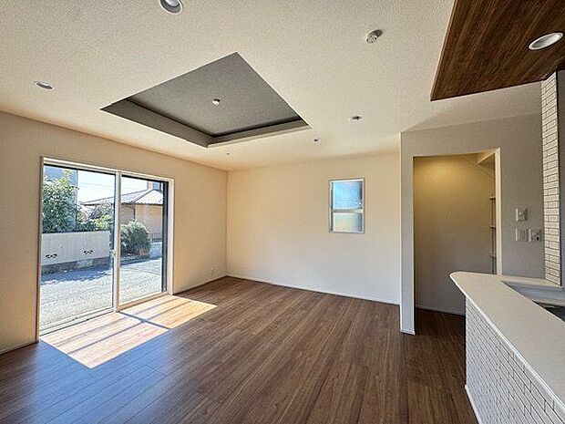 【LDK/約16.75帖(パントリー含む)】ご家族の快適な暮らしを支える断熱等性能等級5。16帖超のLDKで、ご家族が思い思いの時間を過ごせます。