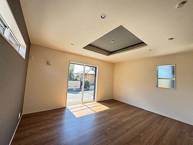 【LDK/約16.75帖(パントリー含む)】3面採光のLDKで、日中明るく過ごせます。窓辺にグリーンを飾るのもおすすめです。