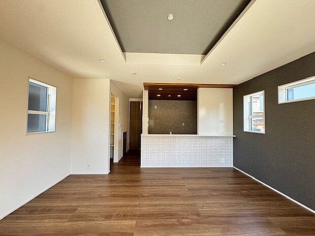 【LDK/約16.75帖(パントリー含む)】ご家族が集うLDK。キッチンカウンター付きで、配膳・下膳に便利です。