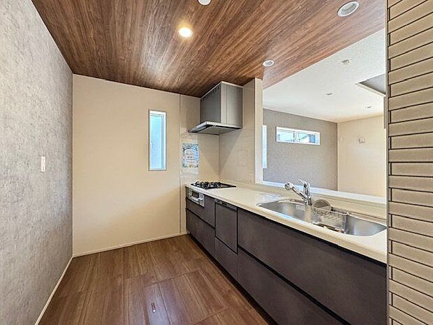 【キッチン】キッチンの背面に、冷蔵庫やカップボードなどを置くことのできるスペースがあります。メリハリのある天井デザインが住空間を彩ります。