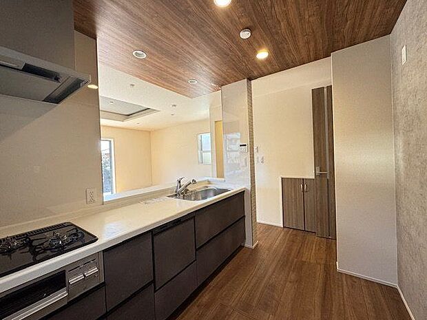 【キッチン】ポップアップ天井にダウンライトがオシャレなキッチンを演出します。