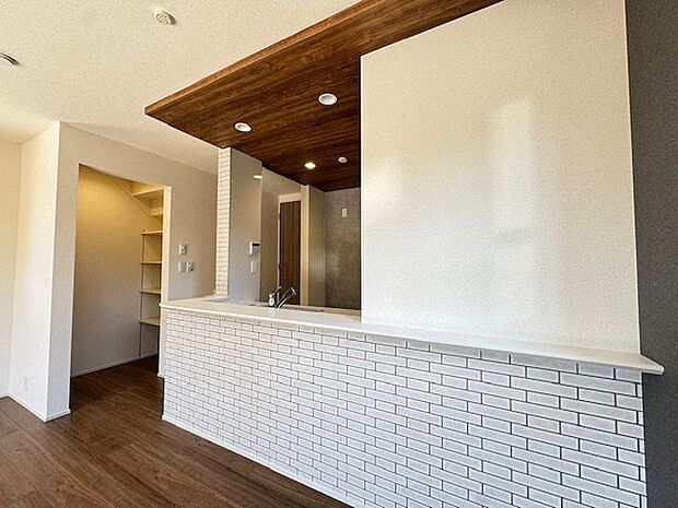 【キッチン】レンガ調のアクセントが、カフェの雰囲気。ポップアップ天井がアクセントとなります。