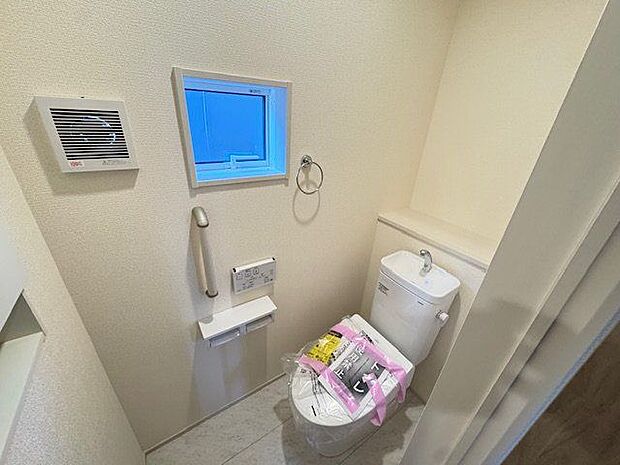 【トイレ/2階】トイレは各階にあるため混雑しにくく、来客の際も気兼ねせず使用できます。