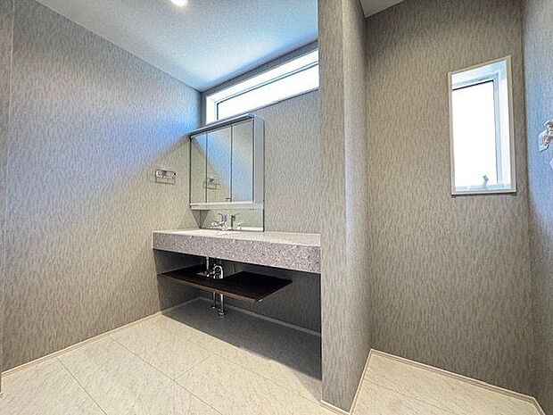 【洗面台】ハイサイドライトから、自然光が届く洗面室です。シックなグレーでまとめたホテルライクなスペースです。