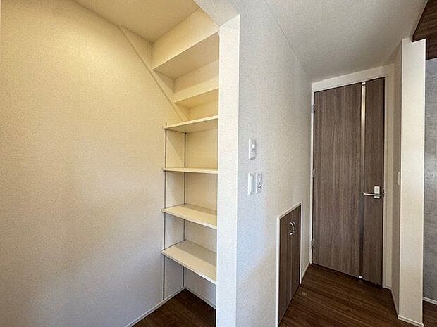 【パントリー】置きたい物に合わせて高さ調整が行える、可動棚付きのパントリーです。食品のストックやキッチン小物などをまとめて収納できます。