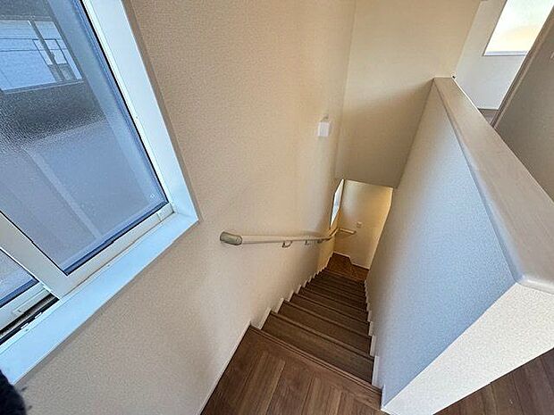 【階段】シンプルな内装デザインがされています。階段には安全な昇降をサポートする手すり付きです。