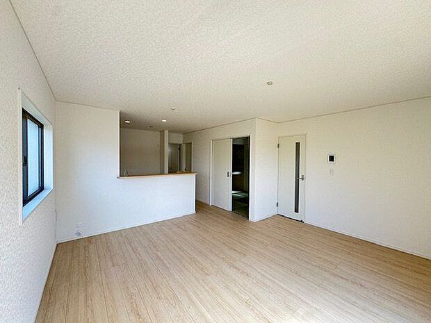 【LDK】白いクロスと柔らかな木目調フローリングが採用された、シンプルな内装。お好みのインテリアを楽しめます。