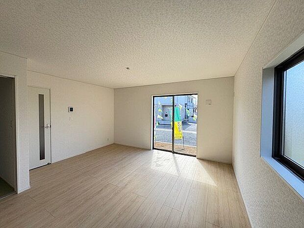 【LDK】南向きの掃き出し窓が設置され、明るい住空間が広がります。