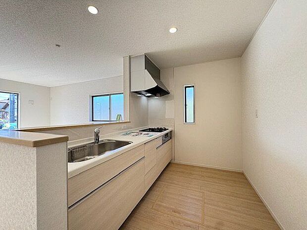 【キッチン】窓が設置された、換気しやすいキッチンです。フローリングと調和する、木目調の扉が採用されています。