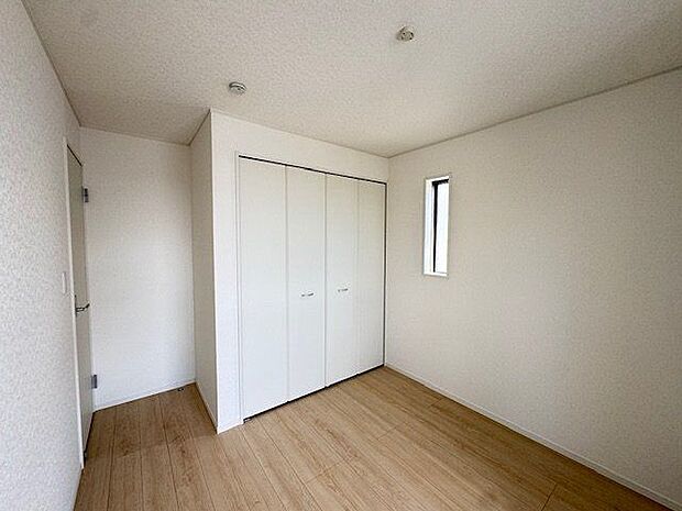 【洋室/約5.0帖】クローゼットが設けられた洋室。子ども部屋やワークスペースなど多目的に活用できます。