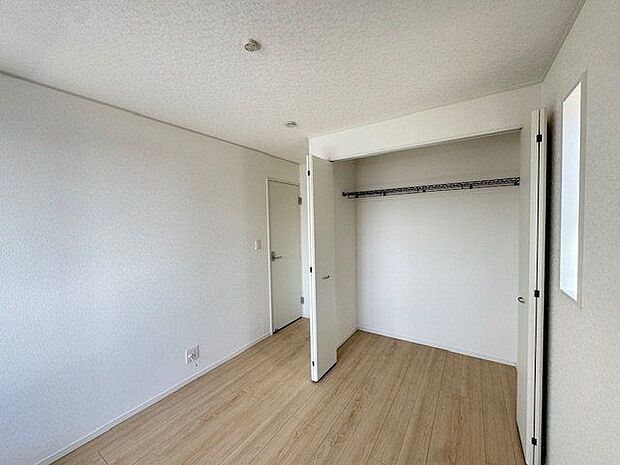 【洋室/約5.0帖】両開き扉のクローゼット。開口部が広く、大きなものでも出し入れしやすいです。