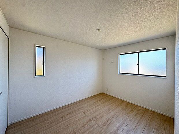 【洋室/約6.0帖】西・北の2面採光です。夏場の室温上昇が比較的緩やかで、冷房効率の向上に貢献します。