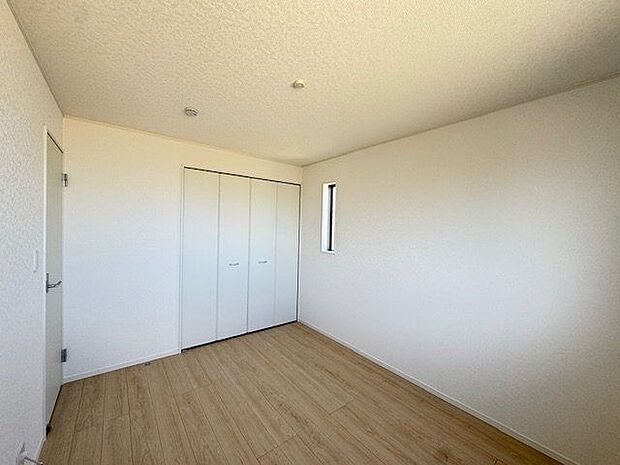 【洋室/約6.0帖】クローゼットが設置されています。独立した配置で、生活音が気になりにくいお部屋です。