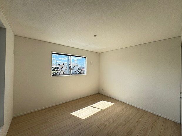 【洋室/約7.5帖】腰高窓が設置され、自由度の高い家具配置が叶います。