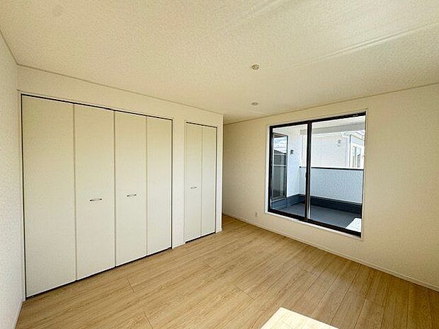 【洋室/約7.5帖】洋室の中で最大面積を有し、主寝室として活躍します。