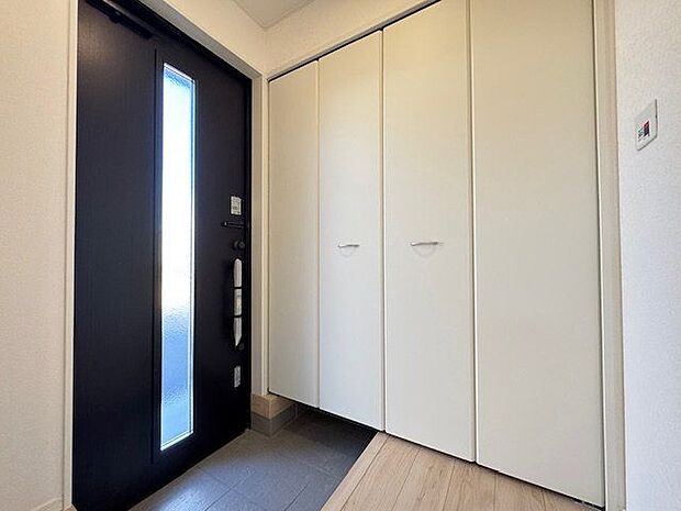 【玄関】落ち着いた配色の玄関です。フロートタイプの玄関収納が設置されています。