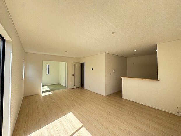 【LDK】家具配置しやすい形状のLDK。対面式キッチンのため、調理中でもLDにいる家族の様子が確認しやすいです。