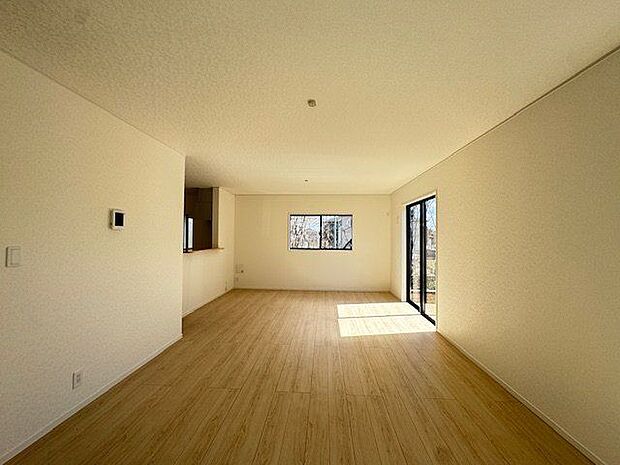 【LDK】白いクロスと柔らかな木目調フローリングが採用された、シンプルな内装。お好みのインテリアを楽しめます。